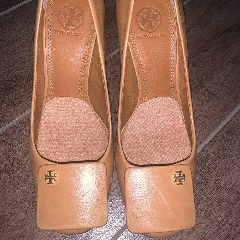 Tory Burch camel leather pump